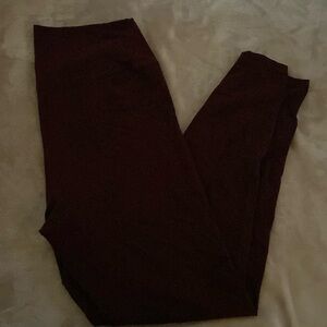 Maroon leggings.